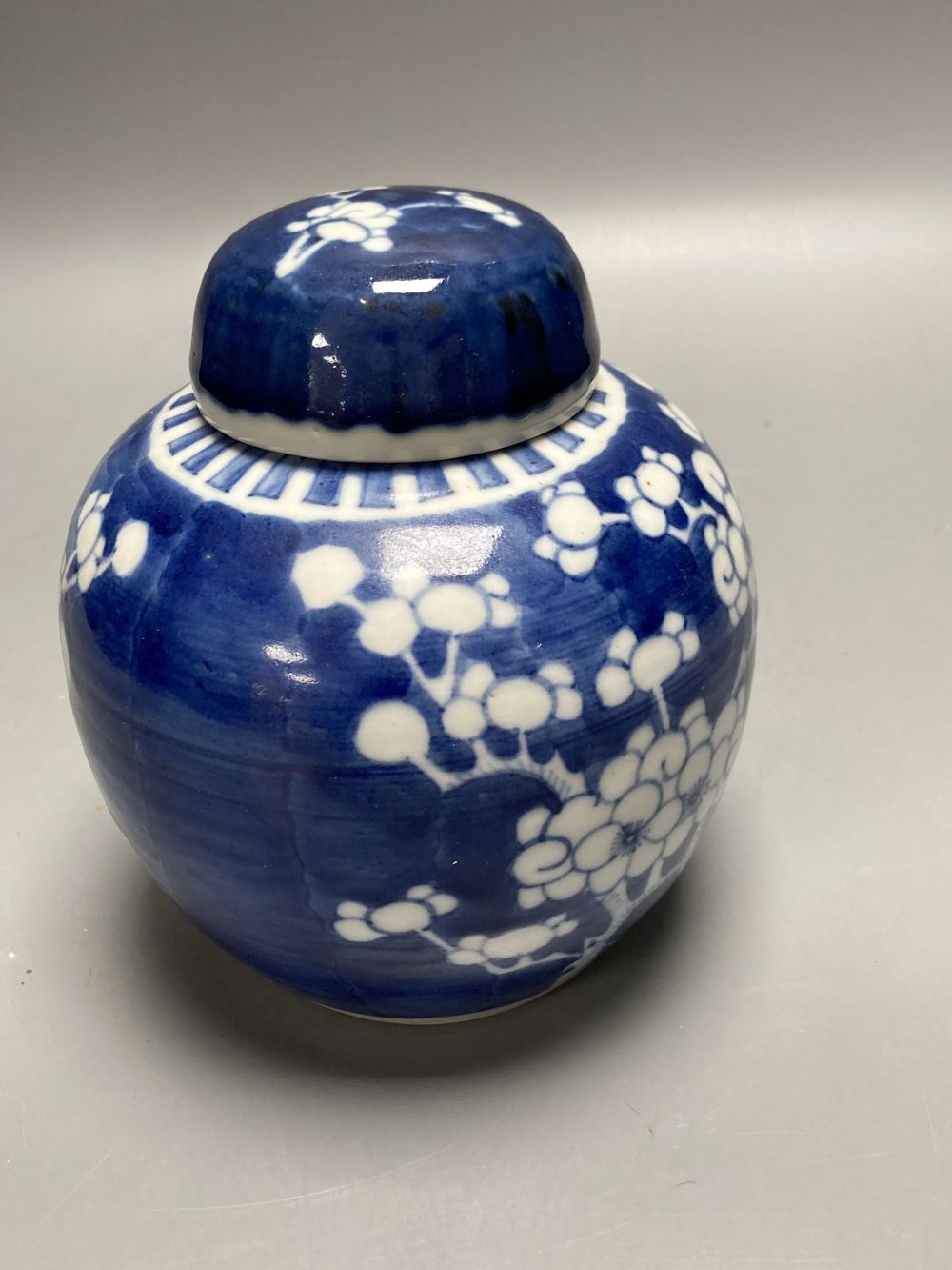 Two Chinese blue and white jars, late 19th century/early 20th century, largest 16cm